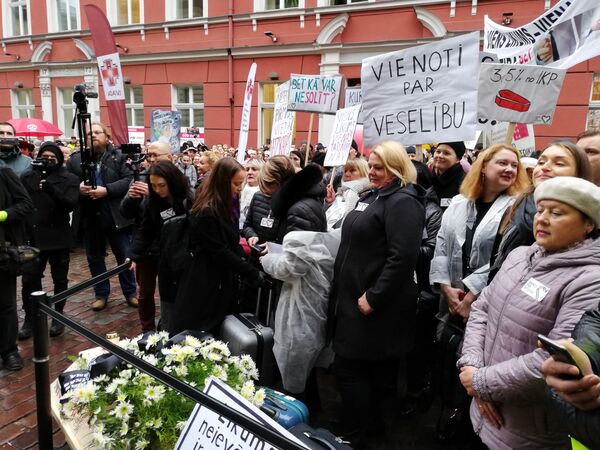 Гробы у Сейма: латвийские медики отказываются работать и требуют денег Гробы у Сейма: латвийские медики отказываются работать и требуют денег - Sputnik Латвия