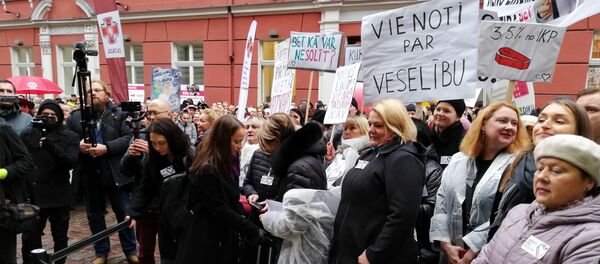 Акция протеста медиков у здания Сейма в Риге Акция протеста медиков у здания Сейма в Риге - Sputnik Latvija