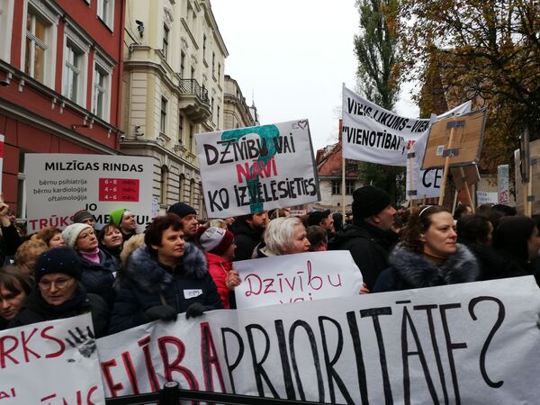 Гробы у Сейма: латвийские медики отказываются работать и требуют денег Гробы у Сейма: латвийские медики отказываются работать и требуют денег - Sputnik Латвия
