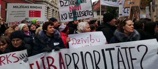 Акция протеста медиков у здания Сейма в Риге Акция протеста медиков у здания Сейма в Риге - Sputnik Latvija