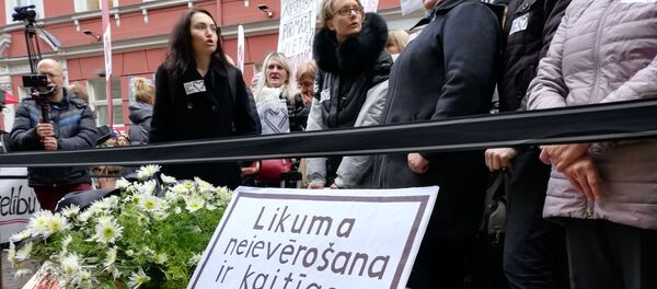 Акция протеста медиков у здания Сейма в Риге Акция протеста медиков у здания Сейма в Риге - Sputnik Latvija