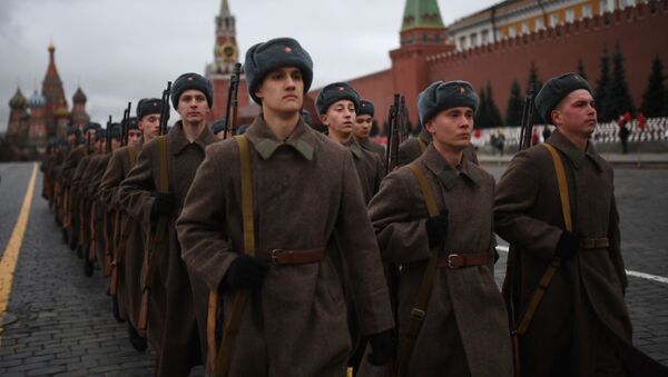 Участники марша, приуроченного к 78-й годовщине парада 1941 года на Красной площади - Sputnik Latvija