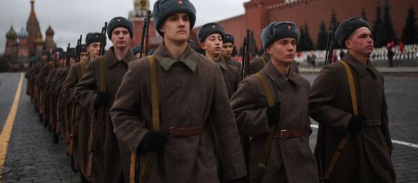 Участники марша, приуроченного к 78-й годовщине парада 1941 года на Красной площади Участники марша, приуроченного к 78-й годовщине парада 1941 года на Красной площади - Sputnik Latvija