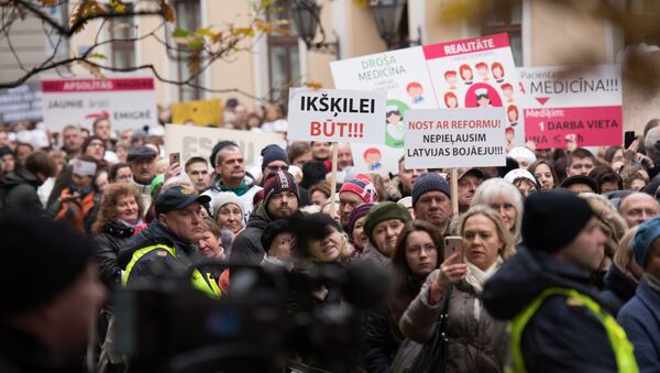Плакаты Икшкиле быть и Долой реформу: марш против краевой реформы влился в протест медиков - Sputnik Латвия