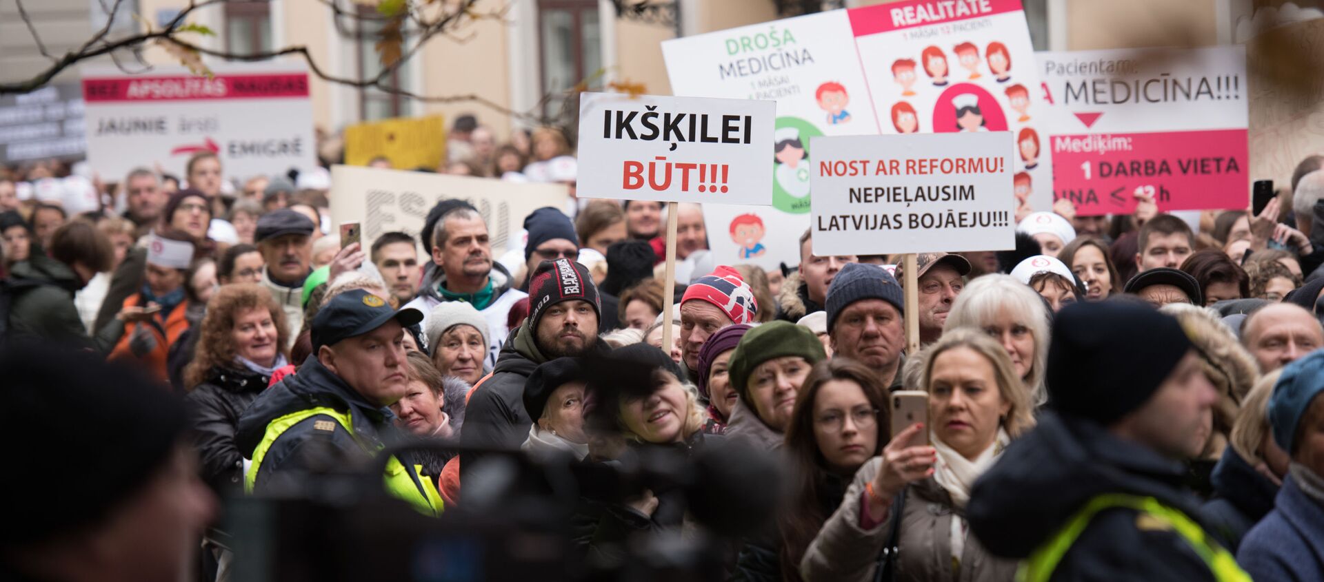 Плакаты Икшкиле быть и Долой реформу: марш против краевой реформы влился в протест медиков - Sputnik Латвия, 1920, 26.03.2021
