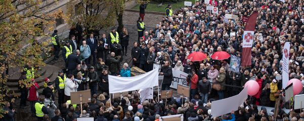 Многотысячная акция протеста медиков и противников краевой реформы у Сейма Многотысячная акция протеста медиков и противников краевой реформы у Сейма - Sputnik Latvija