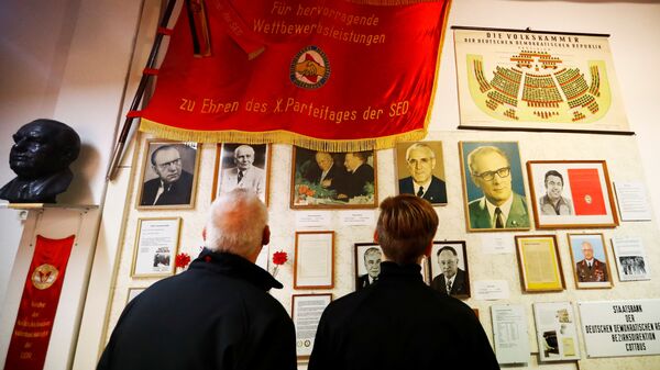 Посетители в музее ГРД в Пирне, Германия - Sputnik Латвия