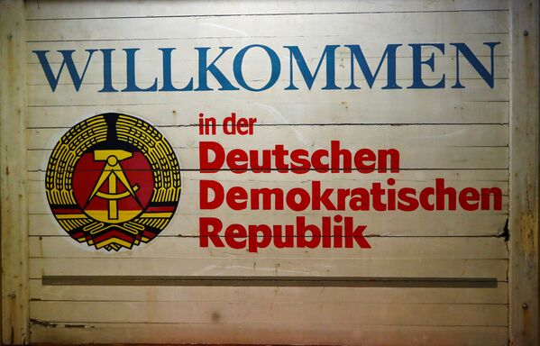 Zīme Laipni lūdzam Vācijas Demokrātiskajā Republikā VDR muzejā Pirnā, Vācija - Sputnik Latvija