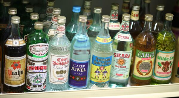 Alkoholiskie dzērieni VDR muzejā Pirnā, Vācija - Sputnik Latvija