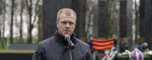 Мэр Даугавпилса Андрей Элксниньш на церемонии зажжения Вечного огня у мемориала советским воинам Мэр Даугавпилса Андрей Элксниньш на церемонии зажжения Вечного огня у мемориала советским воинам - Sputnik Latvija