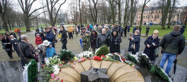 Церемония зажжения Вечного огня у мемориала советским воинам в Даугавпилсе Церемония зажжения Вечного огня у мемориала советским воинам в Даугавпилсе - Sputnik Латвия