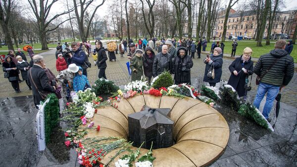 Церемония зажжения Вечного огня у мемориала советским воинам в Даугавпилсе - Sputnik Латвия