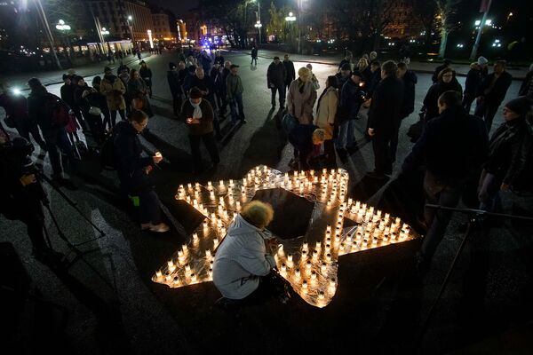 Звезда Давида у памятника Свободы: в Риге почтили память жертв Хрустальной ночи - Sputnik Латвия