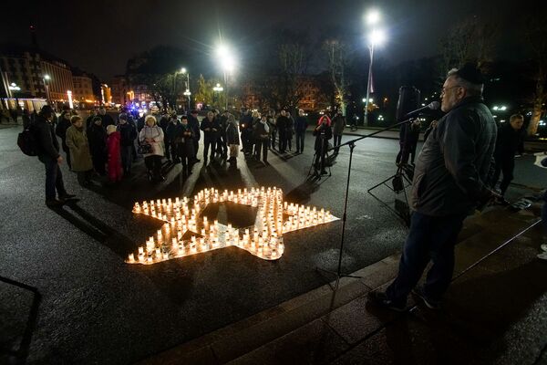 Звезда Давида у памятника Свободы: в Риге почтили память жертв Хрустальной ночи - Sputnik Латвия