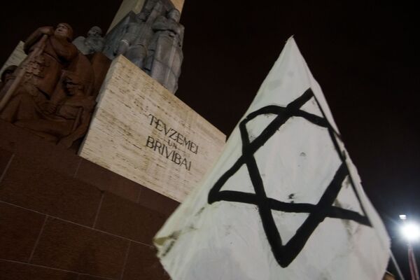 Звезда Давида у памятника Свободы: в Риге почтили память жертв Хрустальной ночи - Sputnik Латвия