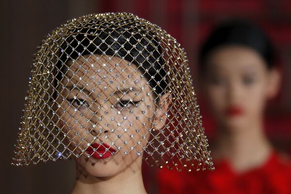 Модель представляет творение дизайнера Pierpaolo Piccioli из коллекции Valentino Haute Couture во время показа мод в Летнем дворце Аман в Пекине, Китай - Sputnik Латвия