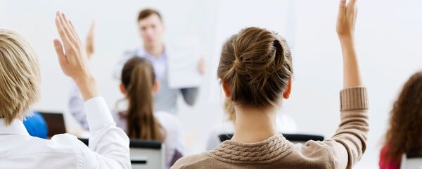 Ученица задает вопрос на уроке Ученица задает вопрос на уроке - Sputnik Latvija