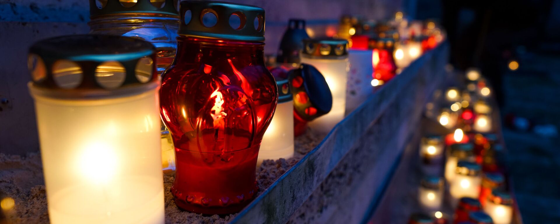 Поминальные свечи на кладбище - Sputnik Латвия, 1920, 14.04.2026