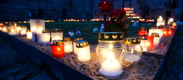 Поминальные свечи на Братском кладбище в Риге в День Лачплесиса - Sputnik Латвия