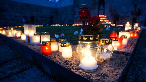 Поминальные свечи на Братском кладбище в Риге в День Лачплесиса - Sputnik Латвия