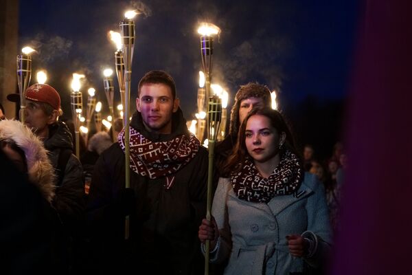 В День Лачплесиса в Риге состоялось факельное шествие - Sputnik Латвия
