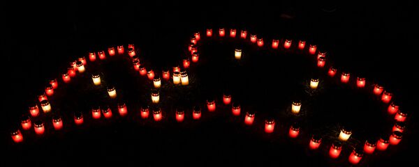 Карта Латвии из поминальных свечей у стены Рижского замка в День Лачплесиса - Sputnik Латвия