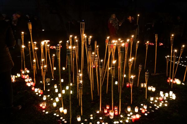 Рижане зажигают поминальные свечи у стены Рижского замка в День Лачплесиса - Sputnik Латвия