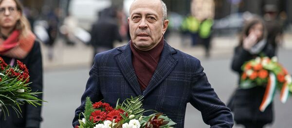 Мэр Риги Олег Буров у памятника Свободы в День Лачплесиса Мэр Риги Олег Буров у памятника Свободы в День Лачплесиса - Sputnik Latvija