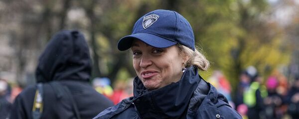 Сотрудница Госполиции Латвии у памятника Свободы в День Лачплесиса - Sputnik Латвия