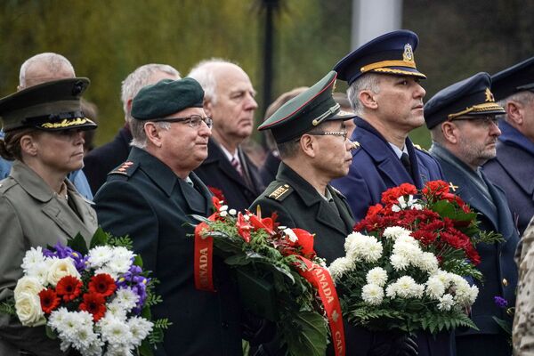 Иностранные военные атташе у памятника Свободы в День Лачплесиса. - Sputnik Латвия