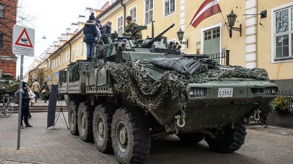 Канадский БТР LAV6 в Риге - Sputnik Латвия