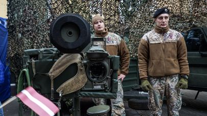 Латвийские солдаты у противовоздушного комплекса RBS 70 в День Лачплесиса