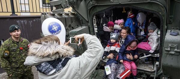 Дети в канадском БТР LAV 6 в День Лачплесиса - Sputnik Латвия