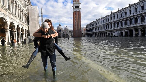 Туристы на площади Сан-Марко во время наводнения в Венеции - Sputnik Латвия