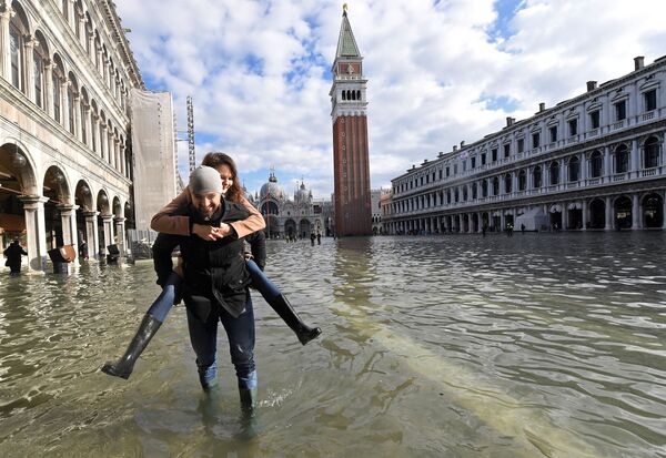 Туристы на площади Сан-Марко во время наводнения в Венеции - Sputnik Латвия