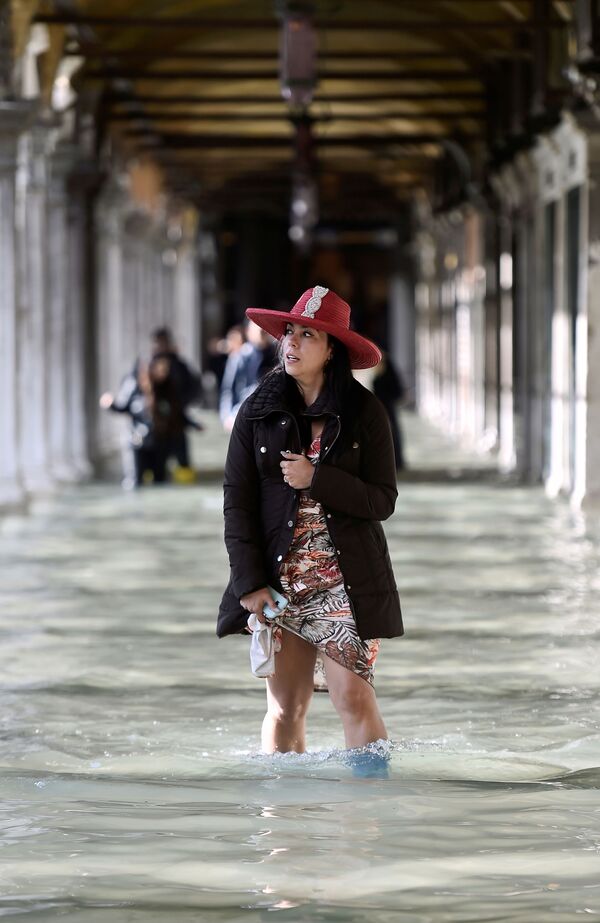 Туристка во время наводнения в Венеции - Sputnik Латвия
