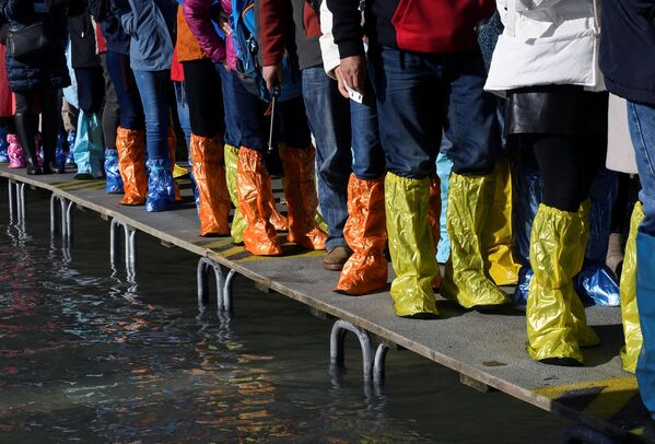 Туристы во время наводнения в Венеции - Sputnik Латвия