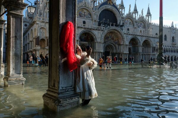 Туристка фотографируется на площади Сан-Марко во время наводнения в Венеции - Sputnik Латвия