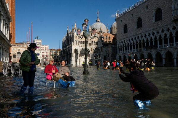 Туристы фотографируются на площади Сан-Марко во время наводнения в Венеции - Sputnik Латвия