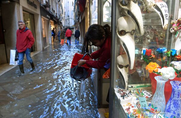 Туристический магазин во время наводнения в Венеции - Sputnik Латвия