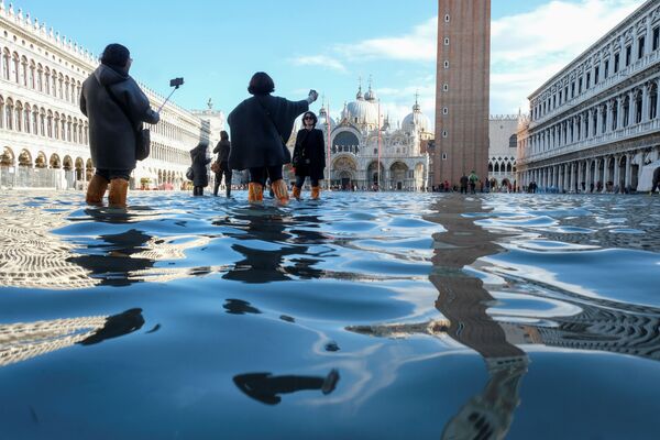 Туристы фотографируются на площади Сан-Марко во время наводнения в Венеции - Sputnik Латвия