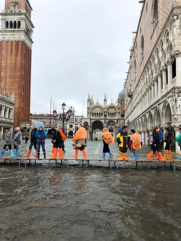 Туристы во время наводнения в Венеции // REUTERS / Flavio Lo Scalzo - Sputnik Латвия