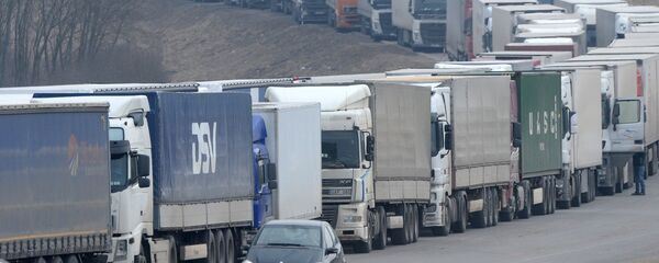 Очередь из большегрузов на границе Очередь из большегрузов на границе - Sputnik Latvija