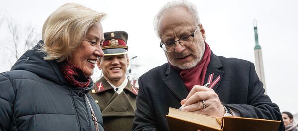 Президент Эгилс Левитс подписывает книгу у памятника Свободы в День провозглашения Латвийской Республики Президент Эгилс Левитс подписывает книгу у памятника Свободы в День провозглашения Латвийской Республики - Sputnik Latvija