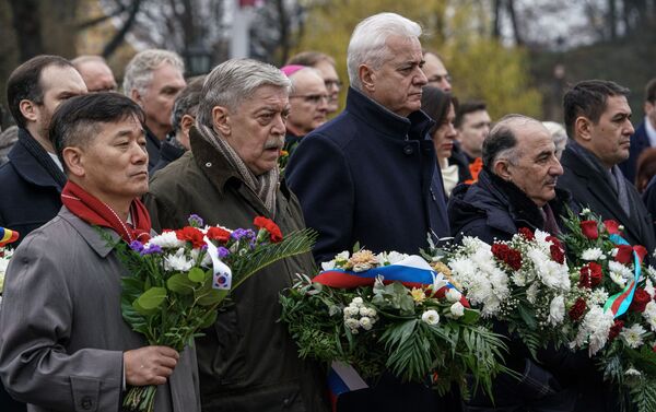 Иностранные дипломаты у памятника Свободы в День провозглашения независимости Латвии - Sputnik Латвия