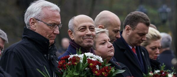 Мэр Риги Олег Буров и вице-мэр Анна Владова (в центре) у памятника Свободы - Sputnik Латвия