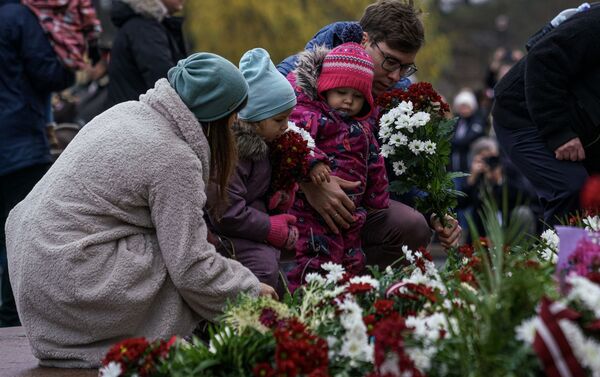 Рижане возлагают цветы к памятнику Свободы в День провозглашения латвийской Республики - Sputnik Латвия