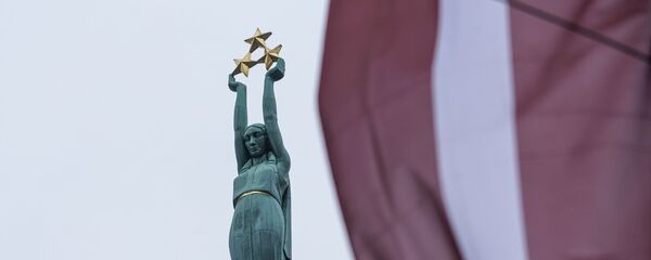 Памятник Свободы и флаг Латвии Памятник Свободы и флаг Латвии - Sputnik Latvija