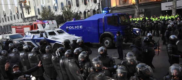Против протестующих в центре Тбилиси вывели спецназ - видео - Sputnik Латвия