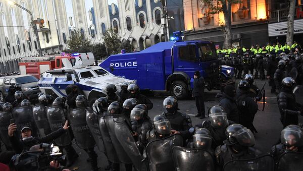 Против протестующих в центре Тбилиси вывели спецназ - видео - Sputnik Латвия